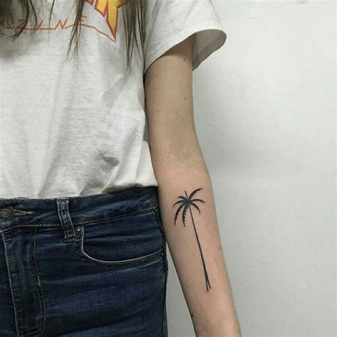 palmera tatuaje|Los 20 tatuajes de palmeras más bonitos para conectar con el。